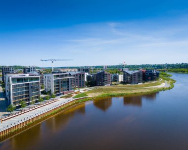 Kaunas 'ta modern görünümlü yeni modern yerleşim bölgesi Piliamiestis. Hava aracı görüntüsü fotoğrafı.