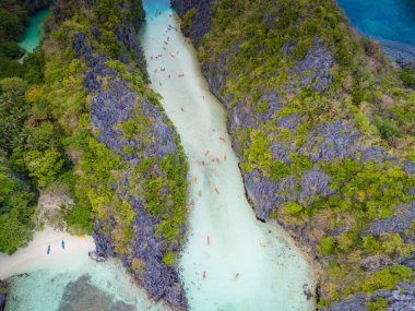 El Nido, Palawan, Filipinler yakınlarındaki Miniloc Adası 'nda Büyük Göl ve Küçük Göl. Kristal berrak lagünün hava 4K drone video görüntüleri