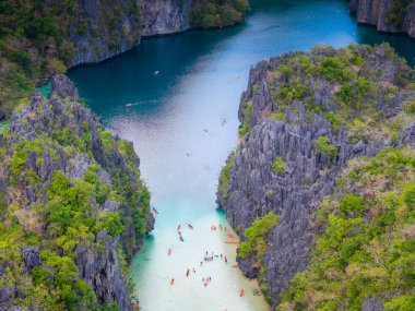 El Nido, Palawan, Filipinler yakınlarındaki Miniloc Adası 'nda Büyük Göl ve Küçük Göl. Kristal berrak lagünün hava 4K drone video görüntüleri