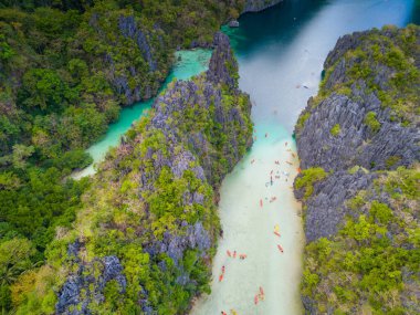 El Nido, Palawan, Filipinler yakınlarındaki Miniloc Adası 'nda Büyük Göl ve Küçük Göl. Kristal berrak lagünün hava 4K drone video görüntüleri