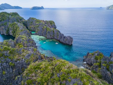 El Nido, Palawan, Filipinler yakınlarındaki Miniloc Adası 'nda Büyük Göl ve Küçük Göl. Kristal berrak lagünün hava 4K drone video görüntüleri