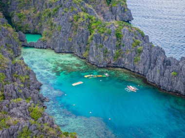 El Nido, Palawan, Filipinler yakınlarındaki Miniloc Adası 'nda Büyük Göl ve Küçük Göl. Kristal berrak lagünün hava 4K drone video görüntüleri