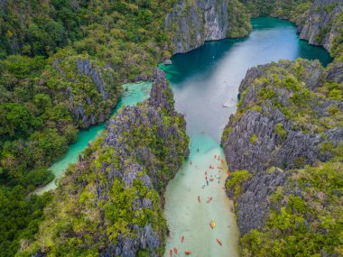 El Nido, Palawan, Filipinler yakınlarındaki Miniloc Adası 'nda Büyük Göl ve Küçük Göl. Kristal berrak lagünün hava 4K drone video görüntüleri