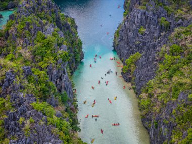 El Nido, Palawan, Filipinler yakınlarındaki Miniloc Adası 'nda Büyük Göl ve Küçük Göl. Kristal berrak lagünün hava 4K drone video görüntüleri