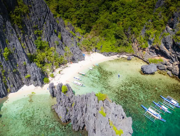 El Nido, Palawan, Filipinler yakınlarındaki Miniloc Adası 'nda gizli bir göl. Adadaki kireçtaşı kayalıkları arasındaki benzersiz lagünün hava aracı görüntüsü 