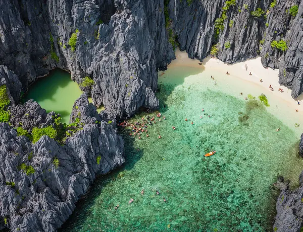 El Nido, Palawan, Filipinler yakınlarındaki Miniloc Adası 'nda gizli bir göl. Adadaki kireçtaşı kayalıkları arasındaki benzersiz lagünün hava aracı görüntüsü 