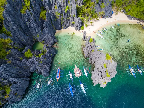 El Nido, Palawan, Filipinler yakınlarındaki Miniloc Adası 'nda gizli bir göl. Adadaki kireçtaşı kayalıkları arasındaki benzersiz lagünün hava aracı görüntüsü 