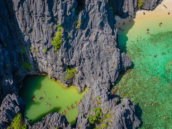 El Nido, Palawan, Filipinler yakınlarındaki Miniloc Adası 'nda gizli bir göl. Adadaki kireçtaşı kayalıkları arasındaki benzersiz lagünün hava aracı görüntüsü 