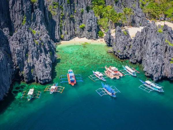 El Nido, Palawan, Filipinler yakınlarındaki Miniloc Adası 'nda gizli bir göl. Adadaki kireçtaşı kayalıkları arasındaki benzersiz lagünün hava aracı görüntüsü 