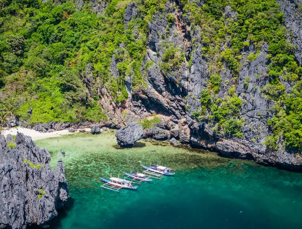 El Nido, Palawan, Filipinler yakınlarındaki Miniloc Adası 'nda gizli bir göl. Adadaki kireçtaşı kayalıkları arasındaki benzersiz lagünün hava aracı görüntüsü 