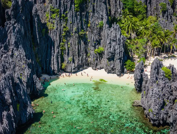 El Nido, Palawan, Filipinler yakınlarındaki Miniloc Adası 'nda gizli bir göl. Adadaki kireçtaşı kayalıkları arasındaki benzersiz lagünün hava aracı görüntüsü 