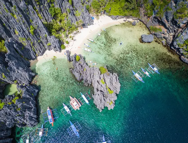 El Nido, Palawan, Filipinler yakınlarındaki Miniloc Adası 'nda gizli bir göl. Adadaki kireçtaşı kayalıkları arasındaki benzersiz lagünün hava aracı görüntüsü 