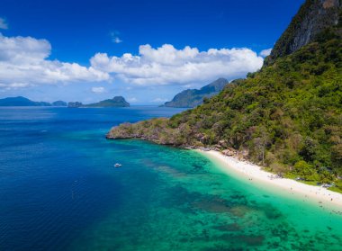 El Nido, Palawan, Filipinler 'de yedi komando plajı. Hava aracı görüntüsü. Beyaz kum ve palmiyeleri olan turkuaz güzel bir sahil manzarası.