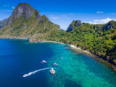 Cadlao Adası 'ndaki Cennet Sahili, El Nido, Palawan, Filipinler. Filipinler 'deki ada atlama turlarının hava aracı görüntüsü