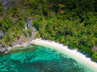 Cadlao Adası 'ndaki Cennet Sahili, El Nido, Palawan, Filipinler. Filipinler 'deki ada atlama turlarının hava aracı görüntüsü