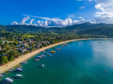 Port Barton, San Vicente. Filipinler 'deki Palawan Adası' nda. Sahil kasabasının insansız hava aracı görüntüsü
