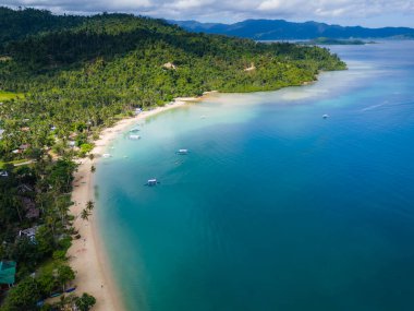 Port Barton, San Vicente. Filipinler 'deki Palawan Adası' nda. Sahil kasabasının insansız hava aracı görüntüsü