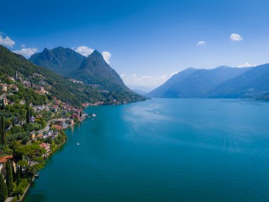 Lugano Gölü, Valsolda, İtalya. Göl manzarası, dağlar ve manzara köyü. Albogasio Oria 'da göl kenarında küçük bir İtalyan kasabası. Hava aracı görünümü