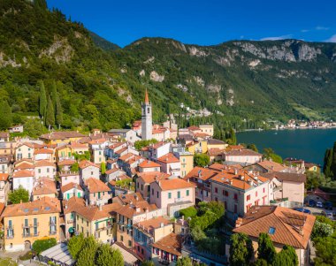 Varenna, Lombardy. Como Gölü, İtalya 'daki Picturesque köyü. Dağlarla çevrili renkli evleri olan güzel bir kasabanın panoramik hava aracı görüntüsü.