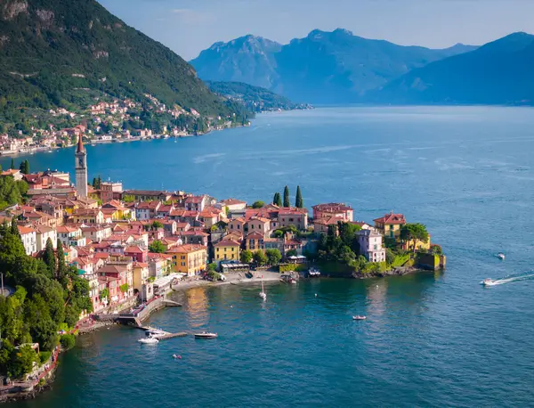 Varenna, Lombardy. Como Gölü, İtalya 'daki Picturesque köyü. Dağlarla çevrili renkli evleri olan güzel bir kasabanın panoramik hava aracı görüntüsü.