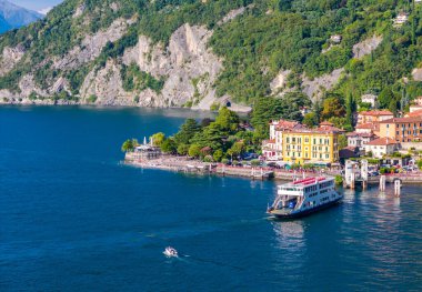 Como Gölü feribotu, Lombardy, İtalya. Menaggio, Varenna ve Bellagio arasında giden geminin panoramik görüntüsü.