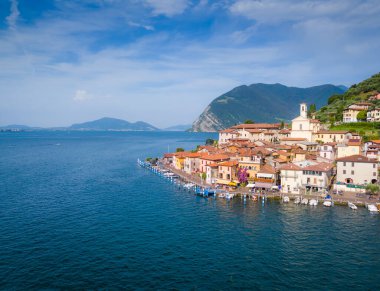 Monte Isola Iseo Gölü veya Lago dIseo 'da. Lombardy, İtalya 'da güzel bir ada. Hava aracı görünümü