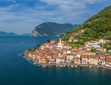 Monte Isola Iseo Gölü veya Lago dIseo 'da. Lombardy, İtalya 'da güzel bir ada. Hava aracı görünümü