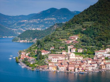 Monte Isola, Iseo Gölü veya Lago dIseo 'daki Peschiera Maraglio. Lombardy, İtalya 'da güzel bir ada. Hava aracı görünümü