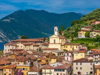 Monte Isola, Iseo Gölü veya Lago dIseo 'daki Peschiera Maraglio. Lombardy, İtalya 'da güzel bir ada. Hava aracı görünümü