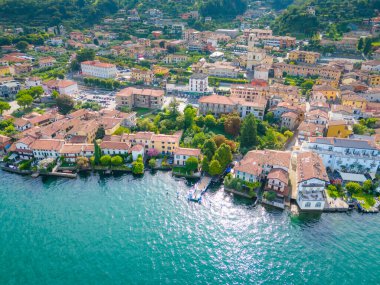 Monte Isola, Iseo Gölü veya Lago dIseo 'daki Sulzano kasabası. Lombardy, İtalya 'da güzel bir ada. Hava aracı görünümü