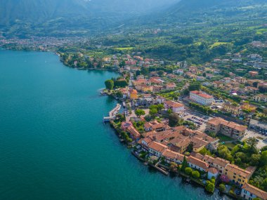 Monte Isola, Iseo Gölü veya Lago dIseo 'daki Sulzano kasabası. Lombardy, İtalya 'da güzel bir ada. Hava aracı görünümü