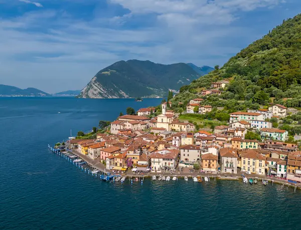Monte Isola Iseo Gölü veya Lago dIseo 'da. Lombardy, İtalya 'da güzel bir ada. Hava aracı görünümü