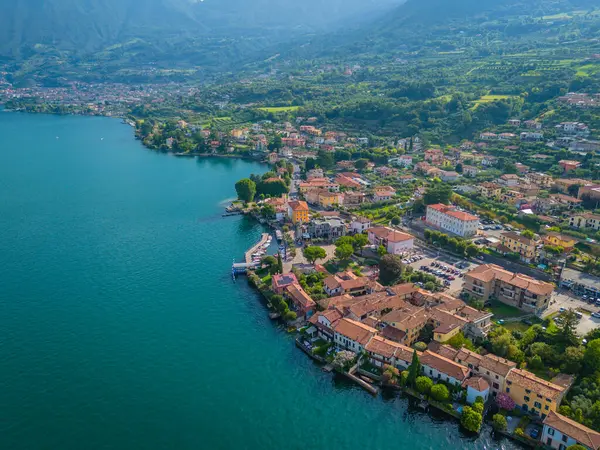 Monte Isola, Iseo Gölü veya Lago dIseo 'daki Sulzano kasabası. Lombardy, İtalya 'da güzel bir ada. Hava aracı görünümü