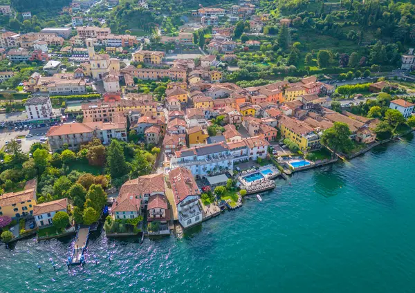 Monte Isola, Iseo Gölü veya Lago dIseo 'daki Sulzano kasabası. Lombardy, İtalya 'da güzel bir ada. Hava aracı görünümü