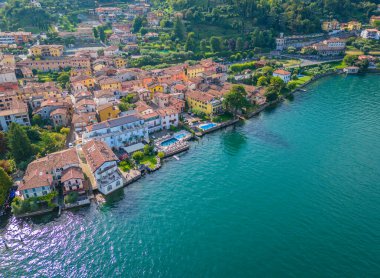 Monte Isola, Iseo Gölü veya Lago dIseo 'daki Sulzano kasabası. Lombardy, İtalya 'da güzel bir ada. Hava aracı görünümü