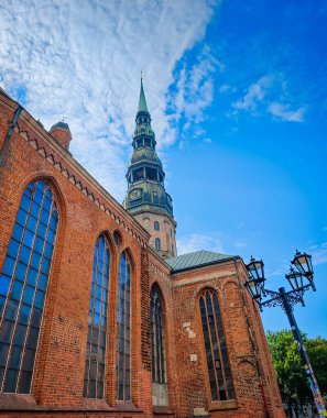 Riga eski kasabasında büyük bir kulesi olan Rigas Saint Peter Kilisesi. Letonya Evanjelik Luteryan Kilisesi Kilisesi