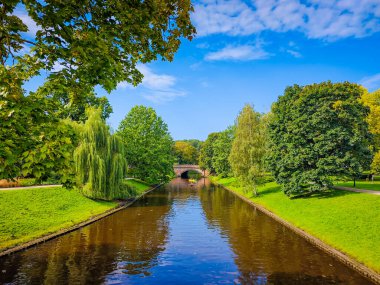 Riga 'nın merkezinde Bastejkalna Park ve Daugava Kanalı var. Riga 'nın eski kasabasında köprüleri olan bir park. Turistik bir yer