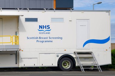 Glasgow, İskoçya, İngiltere, 28 Ağustos 2022, İngiltere perakende otomobil parkındaki NHS göğüs tarama birimi