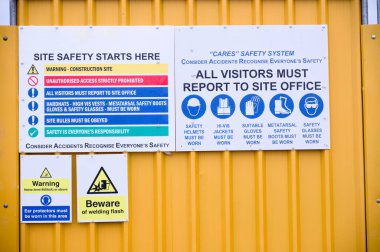 İnşaat alanı sağlık ve güvenlik mesajı kuralları, Birleşik Krallık çit sınırındaki pano tabelasını imzaladı.