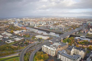 Glasgow 'un hava görüntüsü Kingston Köprüsü' nü Clyde Nehri ve M8, M74 Otoyolu UK üzerinde gösteriyor.