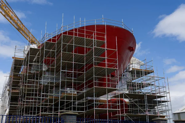 在被英国脚手架包围的轮渡建造过程中的造船和起重机 — 图库照片