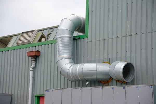 从英国废气锅炉厂房固定在建筑物外墙不锈钢上的烟道烟囱 — 图库照片