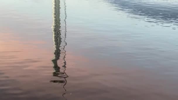 夕日から川でリラックスして穏やかな水の反射英国 — ストック動画