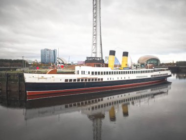 İngiltere Glasgow Bilim Merkezi 'nde Clyde Nehri üzerindeki Queen Mary Gemisi.