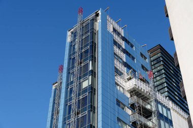 Yangına dayanıklı malzemelerle doldurulmuş yüksek katlı apartman binaları.