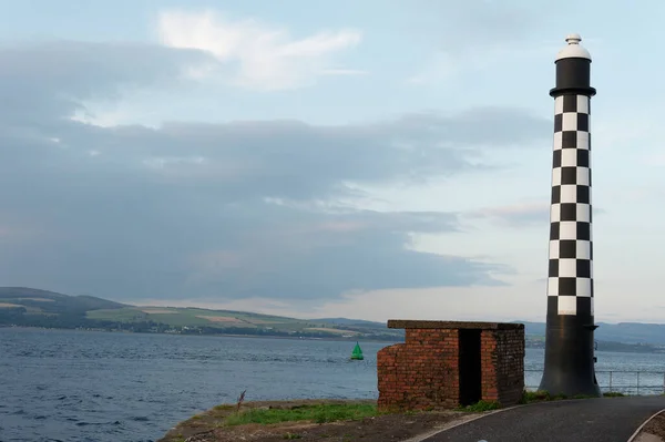 Port Glasgow İngiltere 'de siyah beyaz çek tasarımlı deniz feneri.