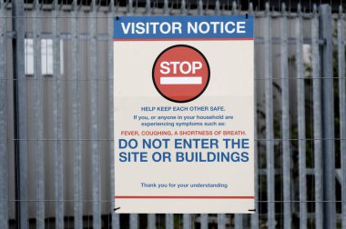 Lütfen tüm ziyaretçiler için imza atın ve İngiltere inşaat alanında ofis tabelasına başvurun.