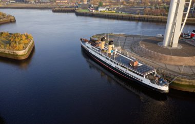 İngiltere Glasgow Bilim Merkezi 'nde Clyde Nehri üzerindeki Queen Mary Gemisi.
