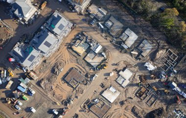 Kırsal bölgelerde artan talep için yeni konut geliştirme evleri inşa ediliyor.