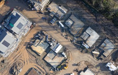 Kırsal bölgelerde artan talep için yeni konut geliştirme evleri inşa ediliyor.